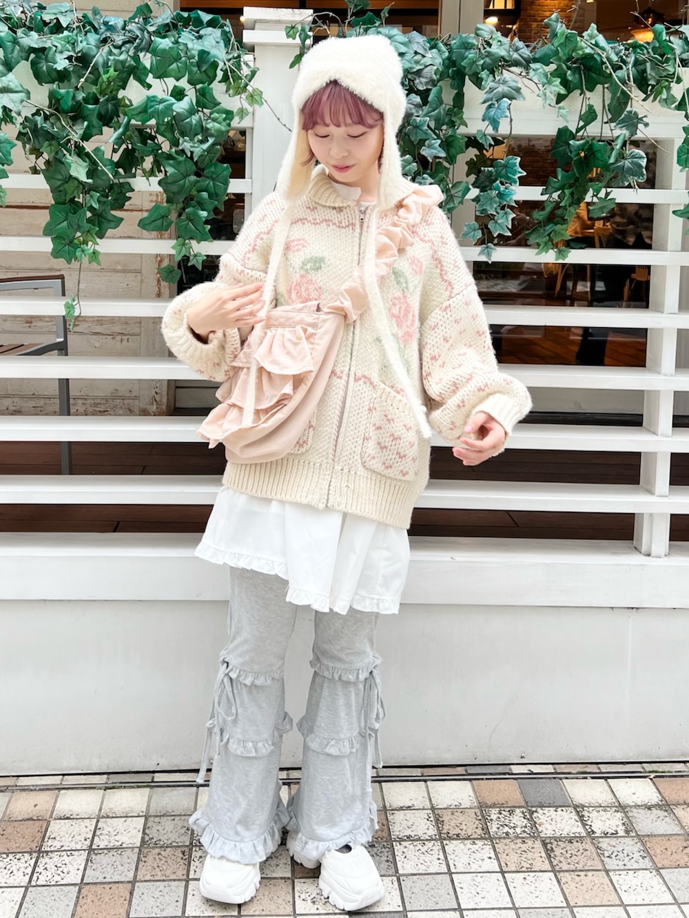 ピンク系のカーディガン/ボレロ、グレー系のスウェットパンツ、ピンク系のショルダーバッグを着用したレディースの秋コーディネートの2枚目の写真