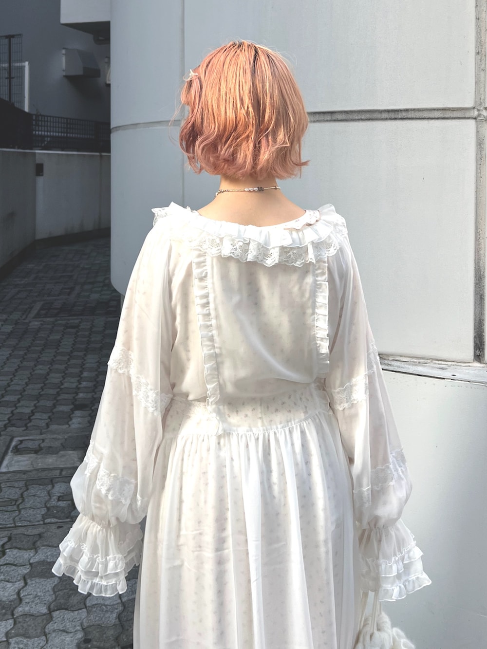 ホワイト系のワンピース、レッド系のワンピース、ホワイト系のバックパック/リュックを着用したレディースの夏コーディネートの6枚目の写真