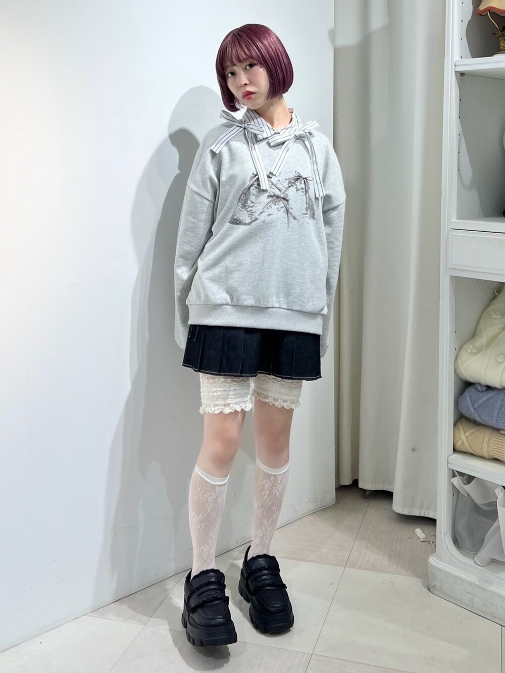 グレー系のスウェット、ブラック系のスカート、ブラック系のローファーを着用したレディースの秋コーディネートの2枚目の写真