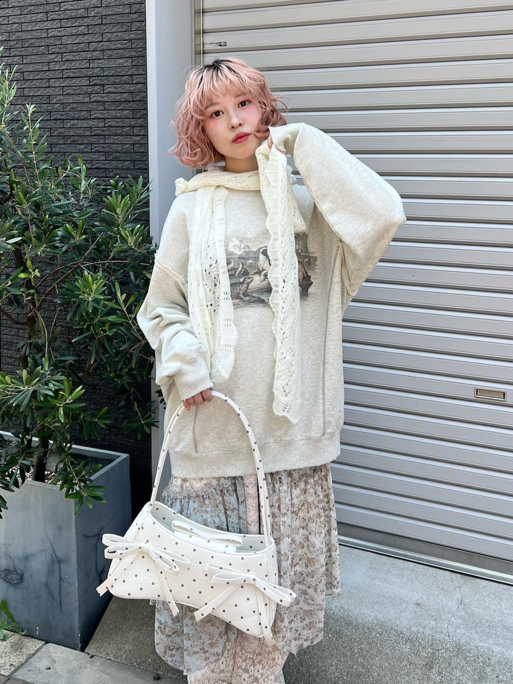 グレー系のスウェット、その他のハンドバッグ、ホワイト系のスカートを着用したレディースの夏コーディネートの7枚目の写真