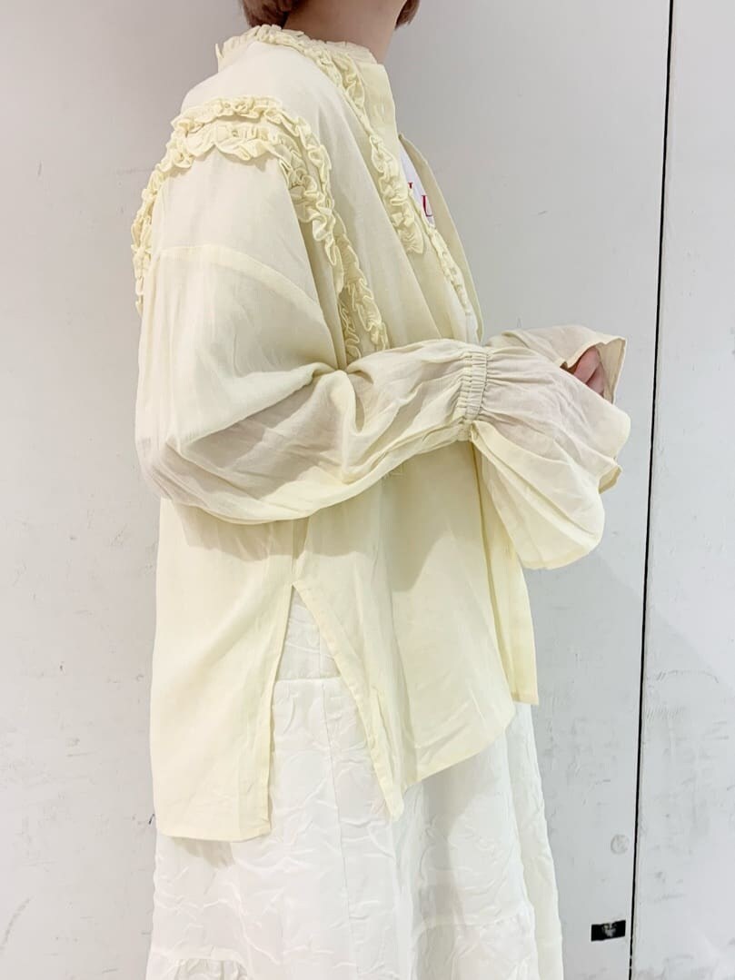 ホワイト系のワンピース、ブルー系のパンプス、イエロー系のシャツ/ブラウスを着用したレディースの夏コーディネートの4枚目の写真