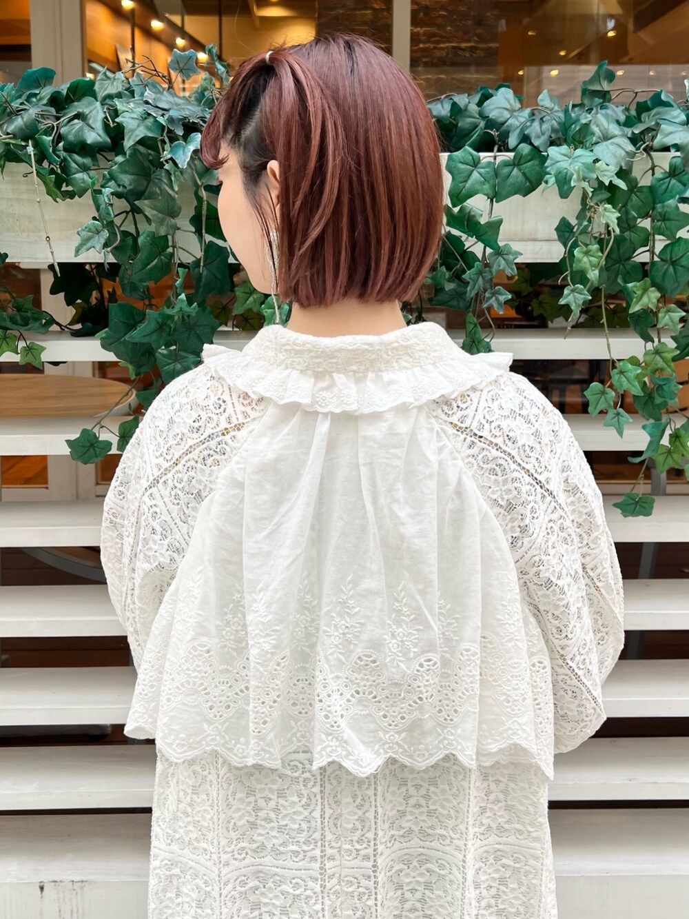 イエロー系のワンピース、ホワイト系のトレンチコート、ブルー系のワンピースを着用したレディースの冬コーディネートの9枚目の写真