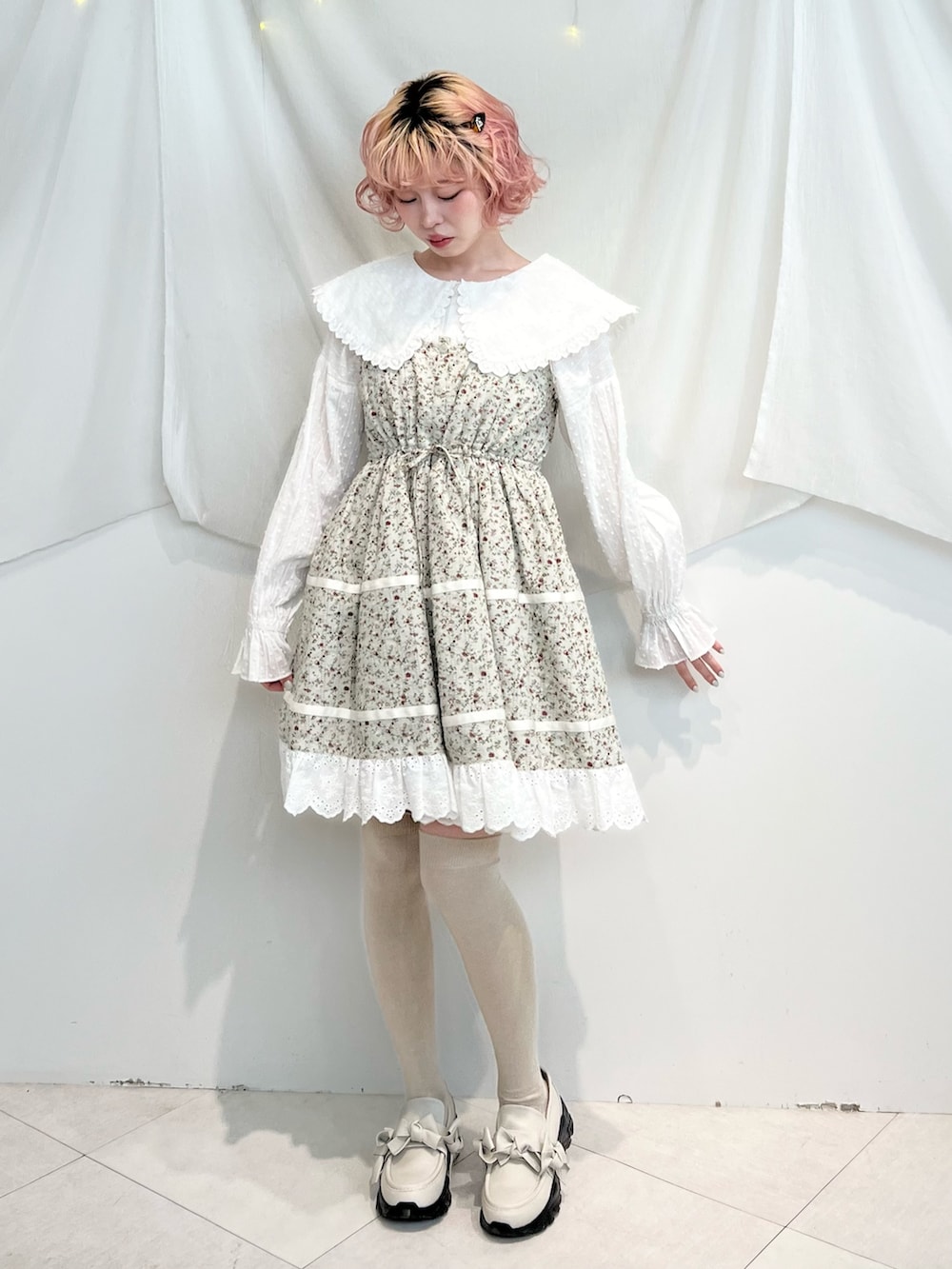 ホワイト系のシャツ/ブラウス、グリーン系のワンピース、ホワイト系のスニーカーを着用したレディースの冬コーディネートの7枚目の写真