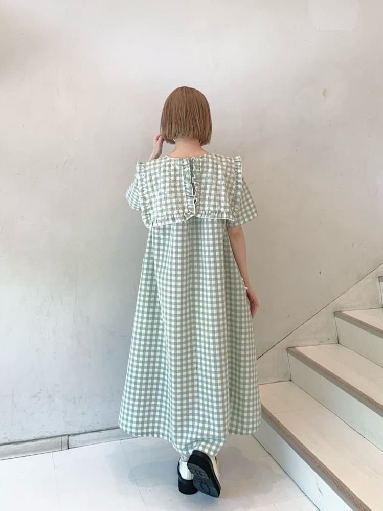 ホワイト系のローファー、グリーン系のワンピース、ホワイト系のトートバッグを着用したレディースの春コーディネートの5枚目の写真