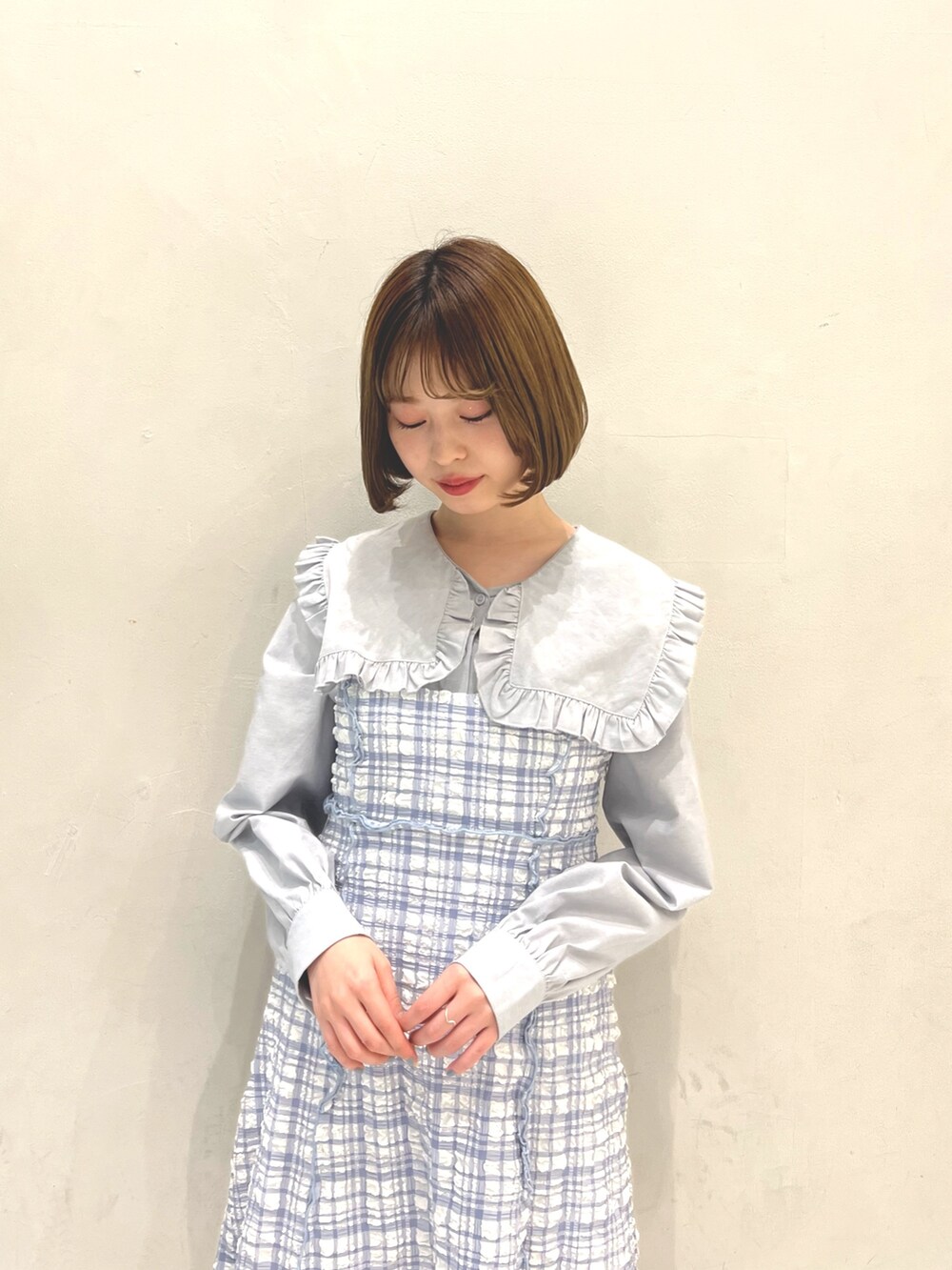 ブルー系のワンピース、ブルー系のシャツ/ブラウス、ホワイト系のパンプスを着用したレディースの春コーディネートの4枚目の写真