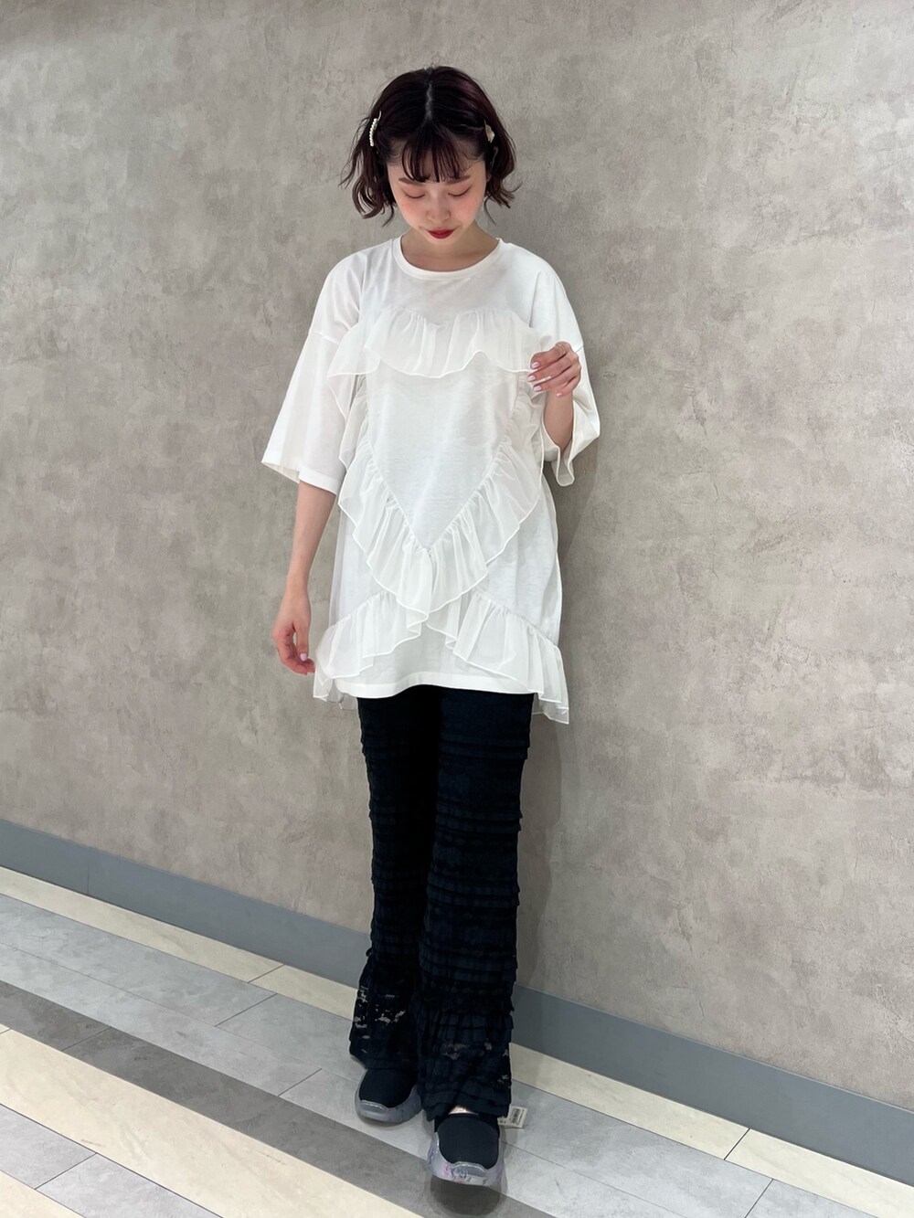 ブラック系のスウェットパンツ、ホワイト系のTシャツ/カットソー、ホワイト系のトートバッグを着用したレディースの夏コーディネートの7枚目の写真
