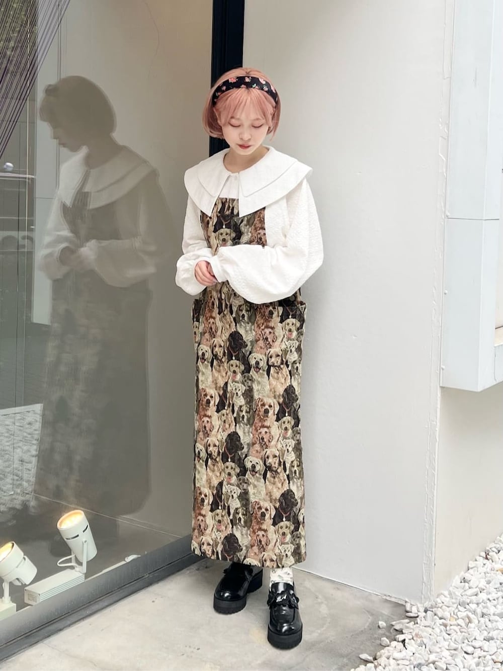 ブラック系のローファー、その他のジャンパースカート、ホワイト系のシャツ/ブラウスを着用したレディースの夏コーディネートの3枚目の写真