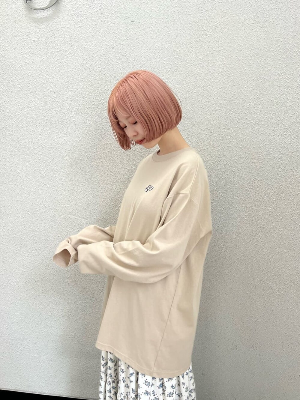 ホワイト系のスカート、ブラック系のパンプス、ベージュ系のTシャツ/カットソーを着用したレディースの夏コーディネートの8枚目の写真