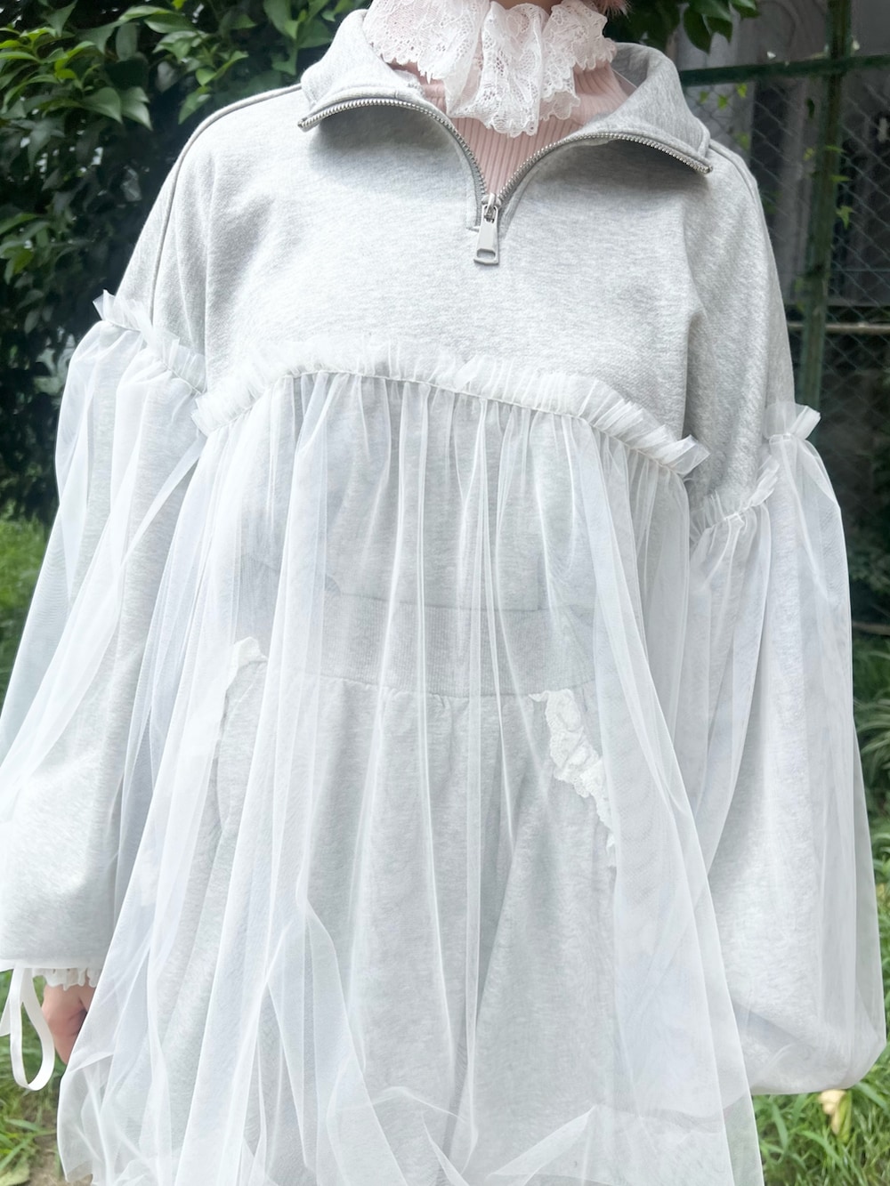 グレー系のスウェット、ピンク系のニット/セーター、ブルー系のショルダーバッグを着用したレディースの秋コーディネートの7枚目の写真