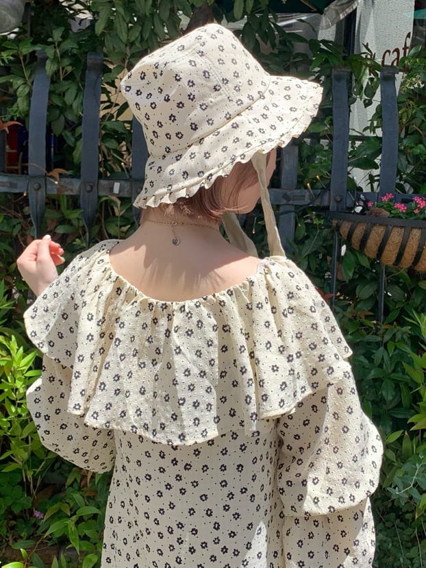 ホワイト系のハットを着用したレディースの夏コーディネートの5枚目の写真