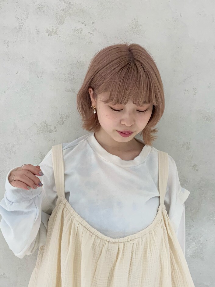 ホワイト系のその他シューズ、ブルー系のTシャツ/カットソーを着用したレディースの春コーディネートの3枚目の写真