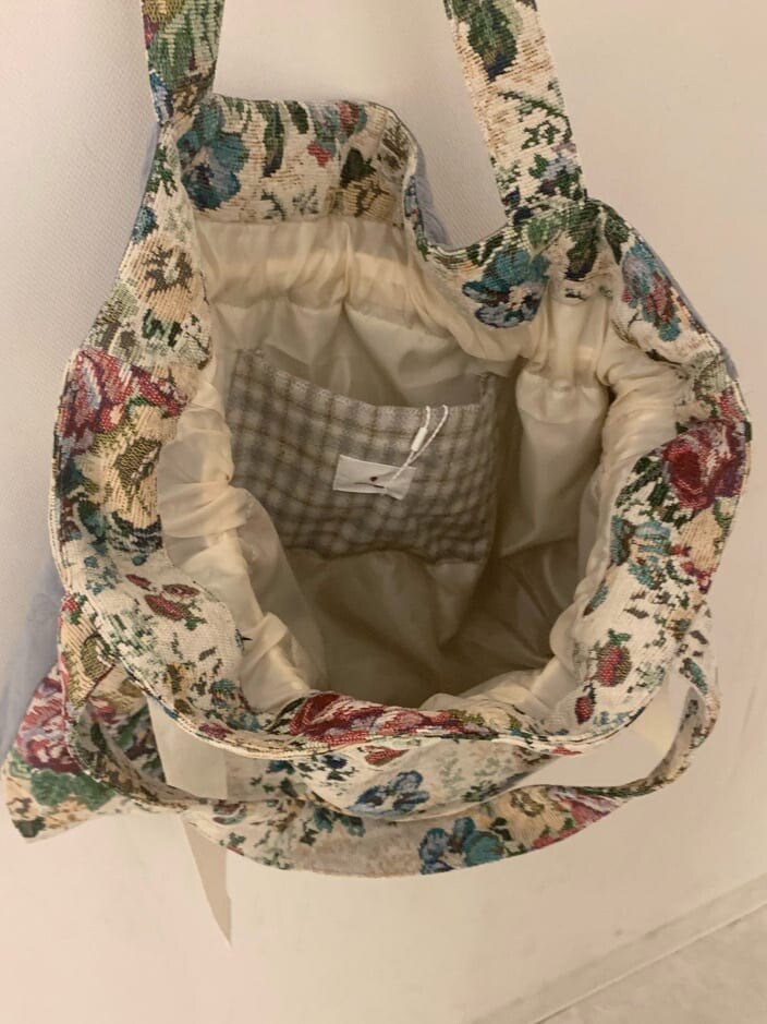 ベージュ系のワンピース、ブラック系のパンプス、ホワイト系のトートバッグを着用したレディースの夏コーディネートの8枚目の写真