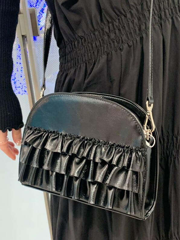 ブラック系のブーツ、ブラック系のニット/セーター、ブラック系のワンピースを着用したレディースの冬コーディネートの6枚目の写真