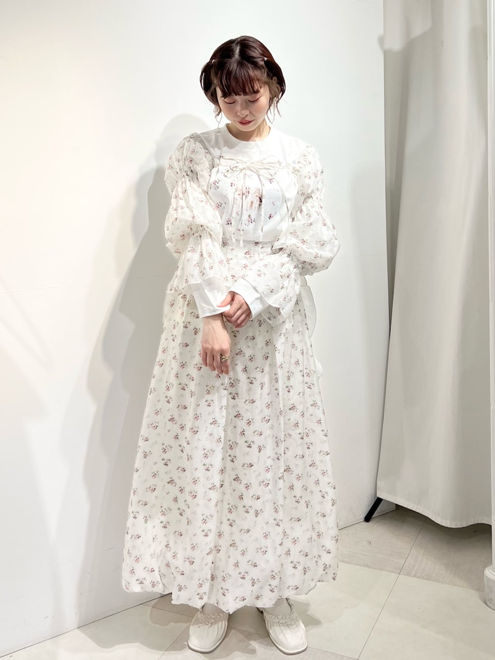 ホワイト系のパンプス、ホワイト系のカーディガン/ボレロ、ホワイト系のTシャツ/カットソーを着用したレディースの春コーディネートの4枚目の写真