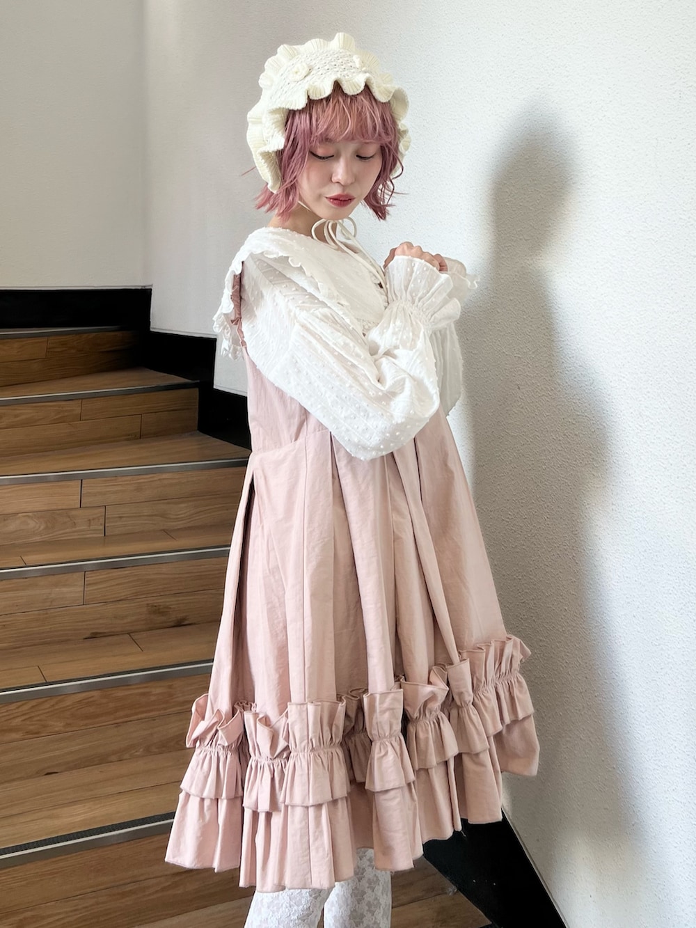 ホワイト系のシャツ/ブラウス、ピンク系のワンピース、ホワイト系のスニーカーを着用したレディースの冬コーディネートの8枚目の写真