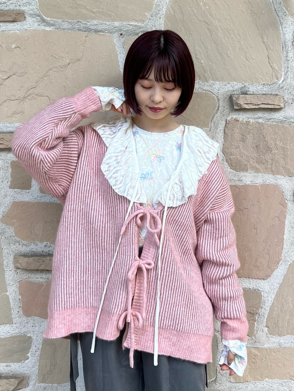 ホワイト系のTシャツ/カットソー、グレー系のスラックス、ピンク系のカーディガン/ボレロを着用したレディースの秋コーディネートの6枚目の写真