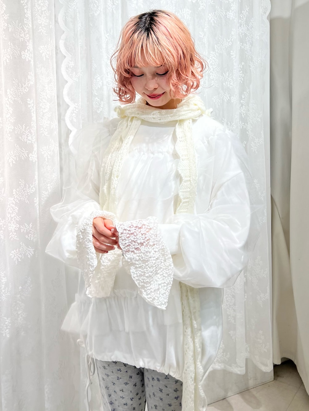 ホワイト系のスウェット、グレー系のスウェットパンツ、ブルー系のスニーカーを着用したレディースの夏コーディネートの6枚目の写真