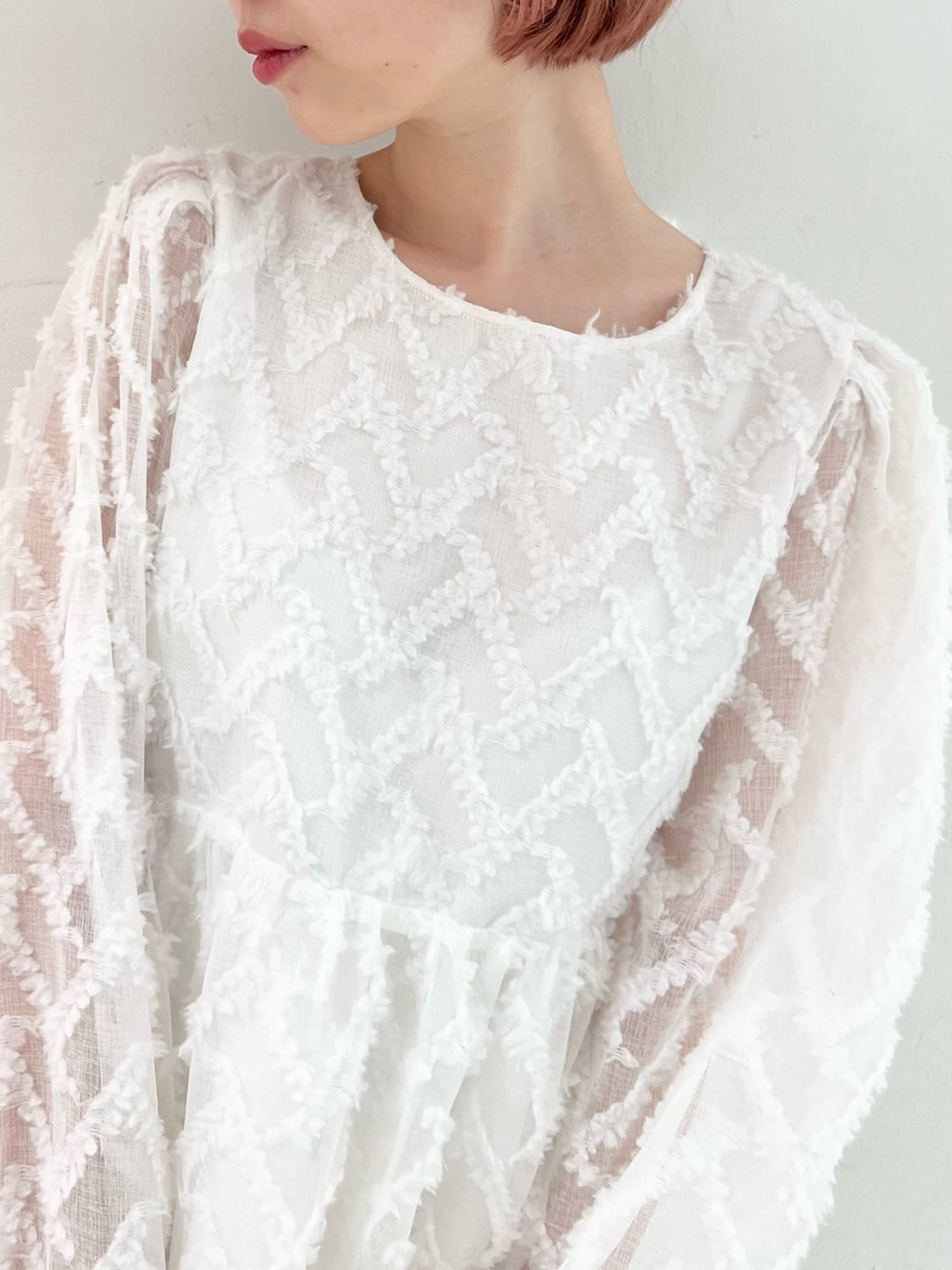 ホワイト系のスニーカー、ホワイト系のワンピースを着用したレディースの春コーディネートの8枚目の写真