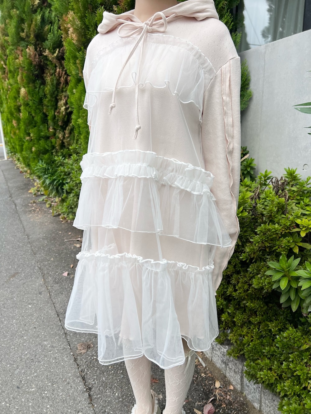 ピンク系のワンピース、ホワイト系のスニーカーを着用したレディースの秋コーディネートの7枚目の写真