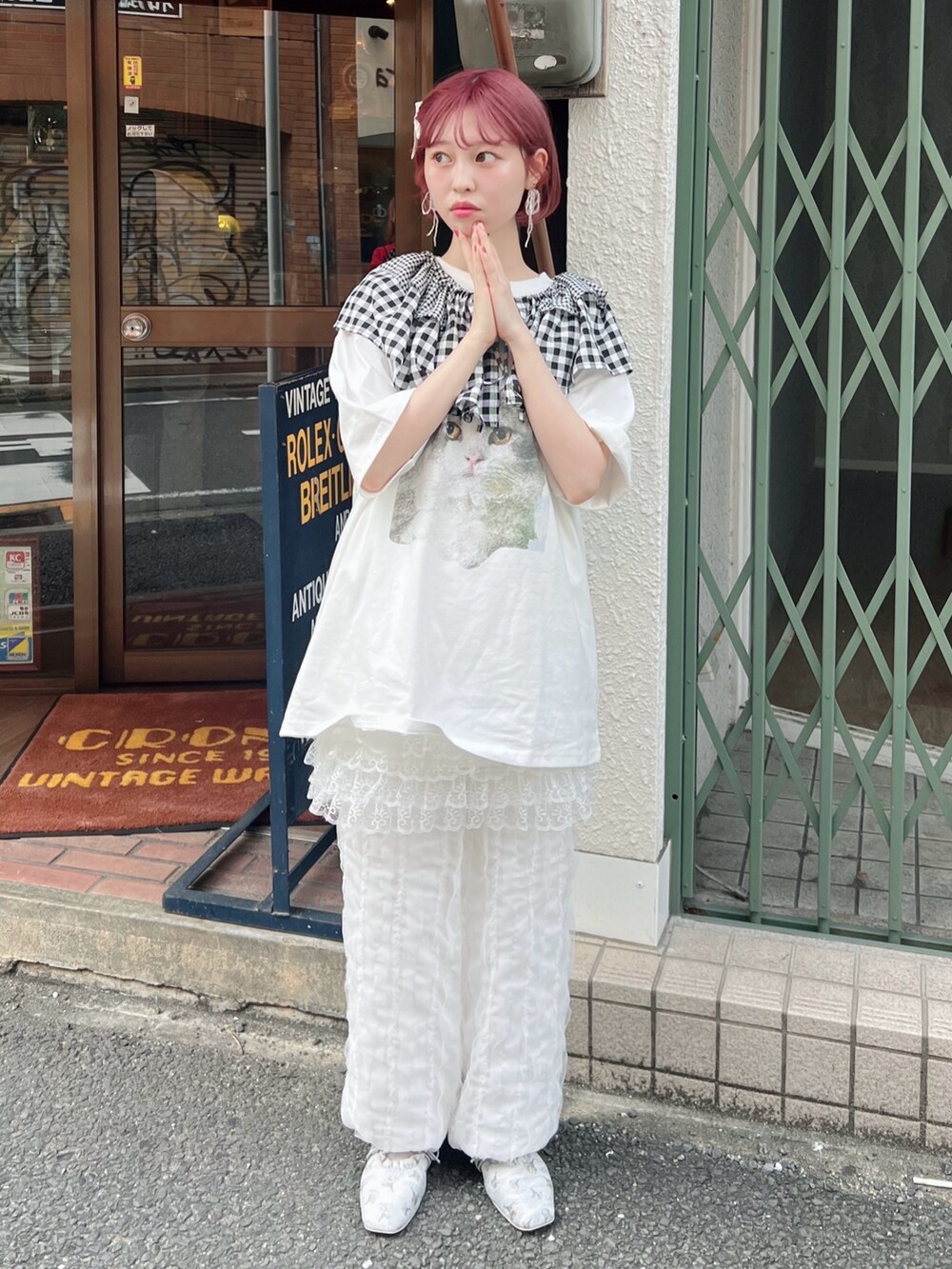 ホワイト系のTシャツ/カットソー、ホワイト系のスカート、ホワイト系のカーゴパンツを着用したレディースの夏コーディネートの6枚目の写真