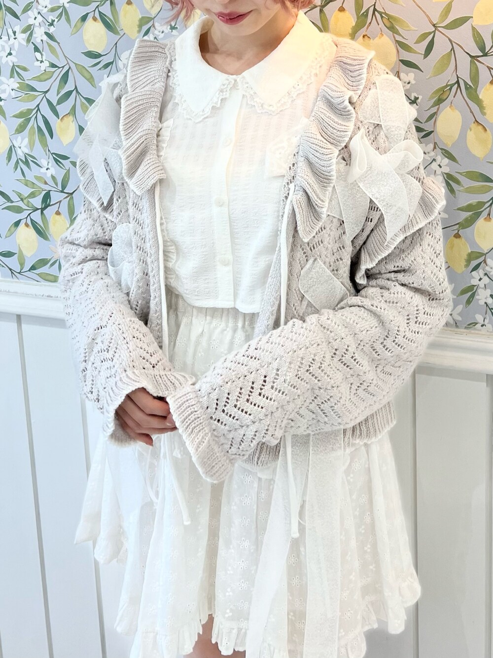 グレー系のカーディガン/ボレロ、ホワイト系のシャツ/ブラウス、ホワイト系のスカートを着用したレディースの冬コーディネートの7枚目の写真