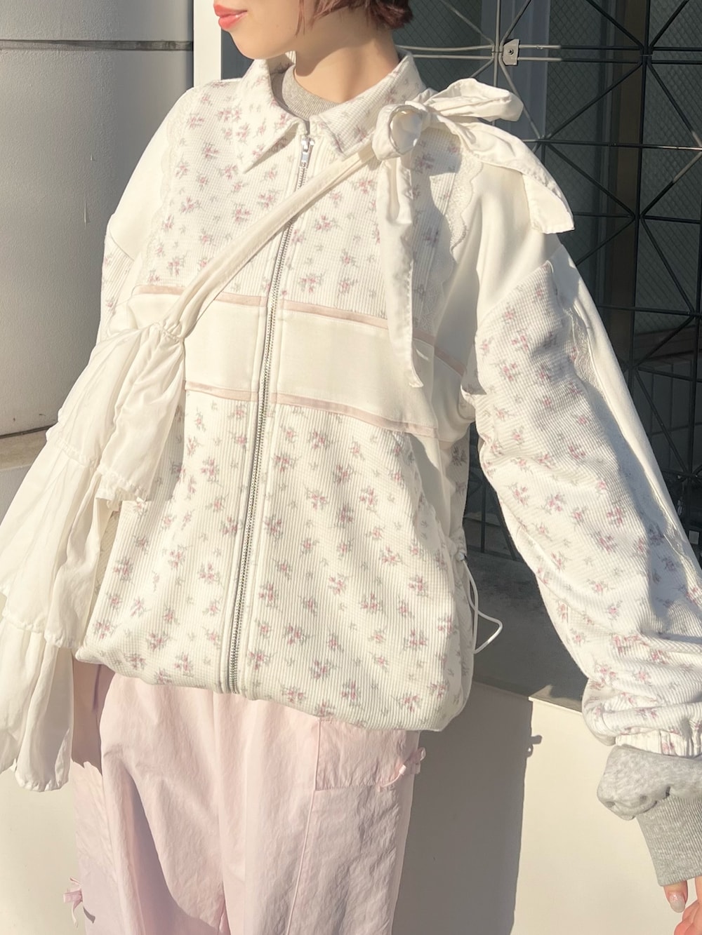 ピンク系のジャージ、ピンク系のカーゴパンツ、ピンク系のスニーカーを着用したレディースの冬コーディネートの7枚目の写真