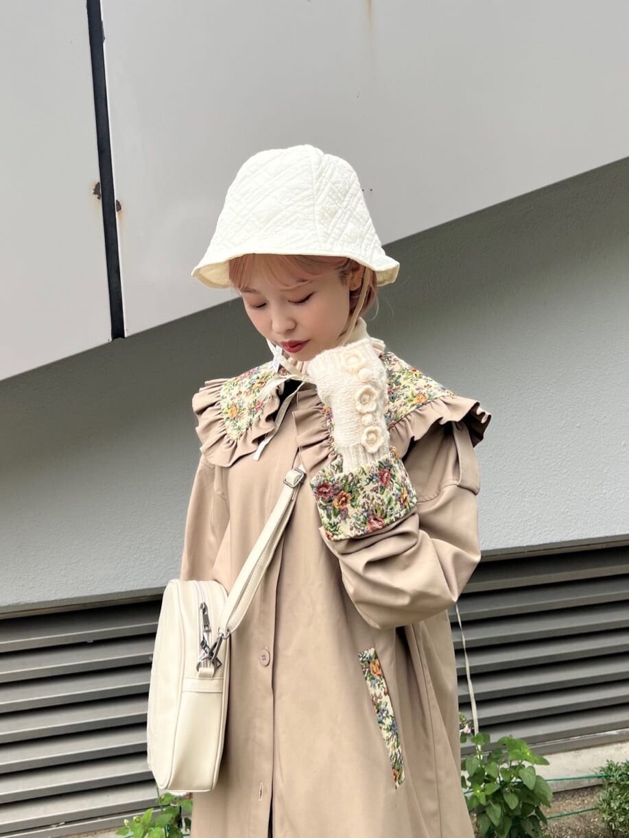 ホワイト系のブーツ、パープル系のスカート、ホワイト系のニット/セーターを着用したレディースの秋コーディネートの5枚目の写真