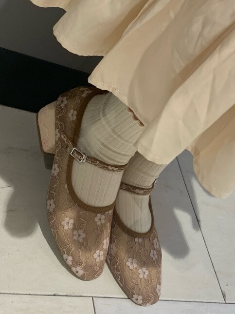 ホワイト系のワンピースを着用したレディースの春コーディネートの5枚目の写真