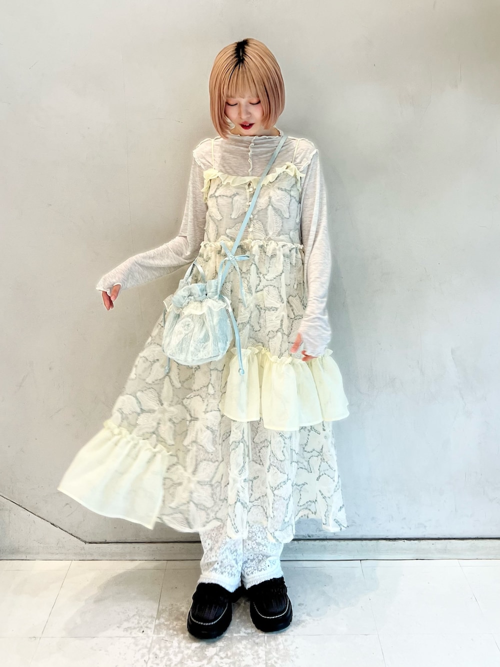 グレー系のTシャツ/カットソー、グリーン系のワンピース、ブルー系のショルダーバッグを着用したレディースの夏コーディネートの2枚目の写真