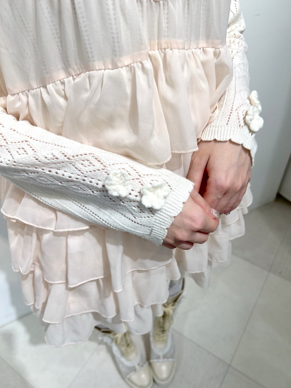 ホワイト系のショルダーバッグ、ピンク系のシャツ/ブラウス、ホワイト系のニット/セーターを着用したレディースの秋コーディネートの8枚目の写真
