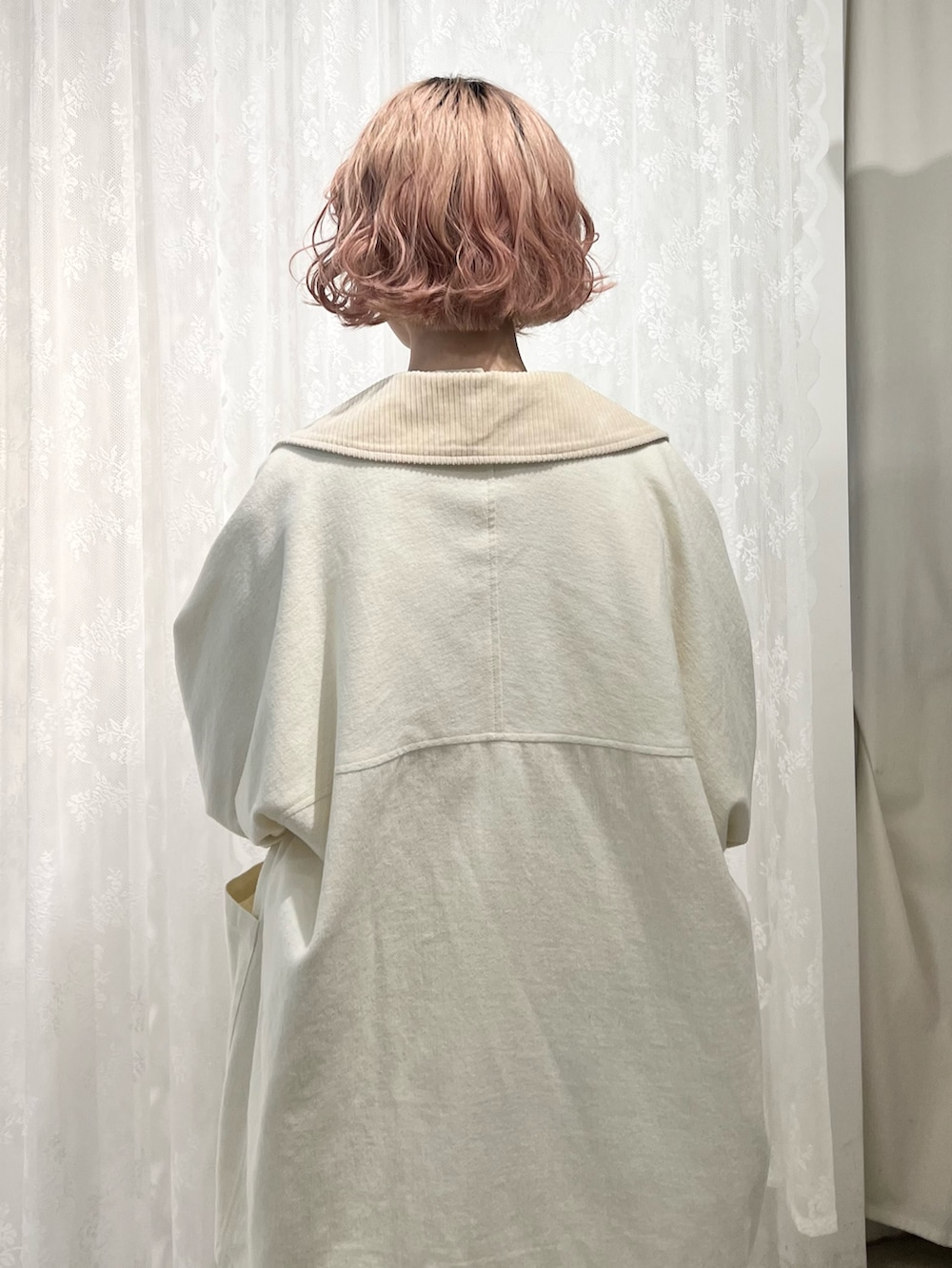 イエロー系のTシャツ/カットソー、ホワイト系のブルゾン、ホワイト系のスカートを着用したレディースの夏コーディネートの8枚目の写真