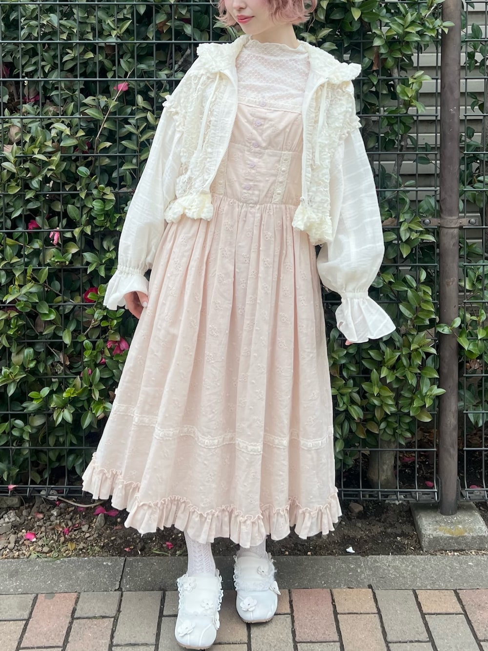 ホワイト系のブルゾン、ホワイト系のTシャツ/カットソー、ピンク系のワンピースを着用したレディースの冬コーディネートの6枚目の写真