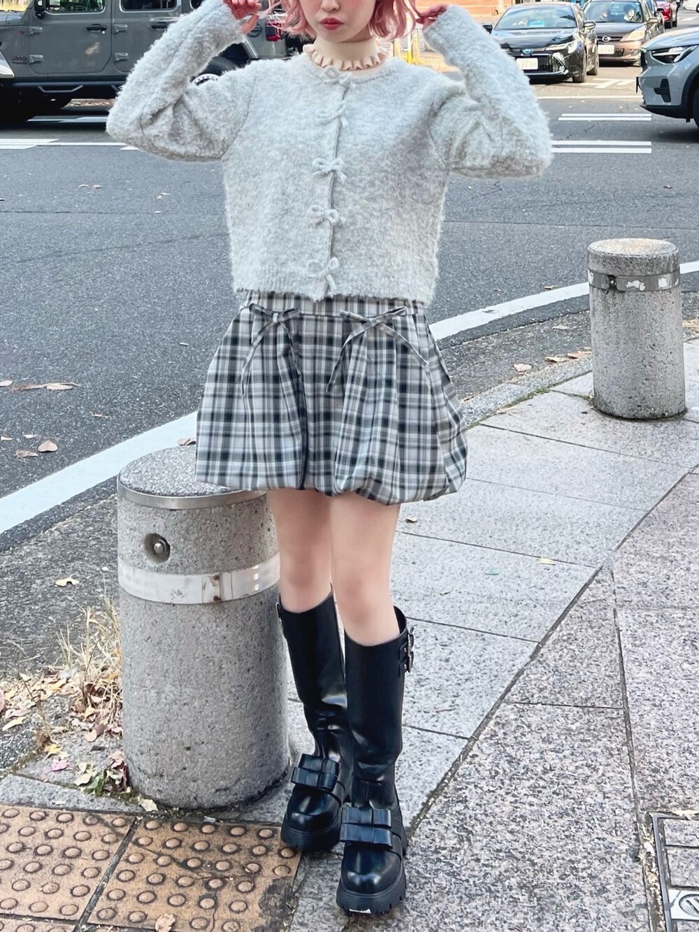グレー系のカーディガン/ボレロ、ホワイト系のニット/セーター、グレー系のスカートを着用したレディースの冬コーディネートの3枚目の写真
