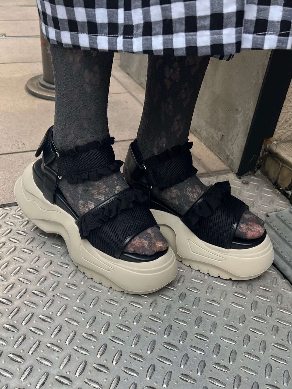 ブラック系のベスト、ブラック系のサンダル、ブラック系のワンピースを着用したレディースの夏コーディネートの10枚目の写真