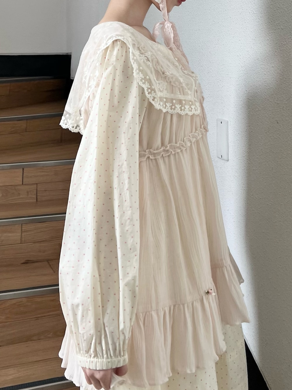 ベージュ系のワンピース、ベージュ系のチュニック、ピンク系のバレエシューズを着用したレディースの冬コーディネートの8枚目の写真