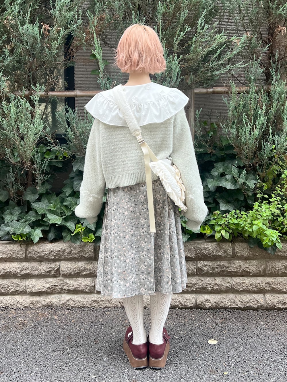 グリーン系のカーディガン/ボレロ、グレー系のスカート、レッド系のバレエシューズを着用したレディースの夏コーディネートの3枚目の写真