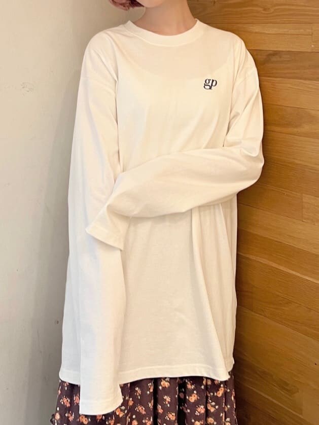 ブラウン系のスカート、ブラック系のパンプス、ホワイト系のTシャツ/カットソーを着用したレディースの夏コーディネートの7枚目の写真