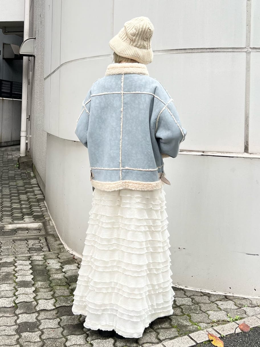 ブラック系のブーツ、ブルー系のその他アウター、グレー系のTシャツ/カットソーを着用したレディースの秋コーディネートの4枚目の写真