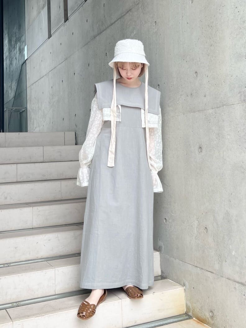 オレンジ系のパンプス、グリーン系のワンピース、ホワイト系のシャツ/ブラウスを着用したレディースの夏コーディネートの3枚目の写真