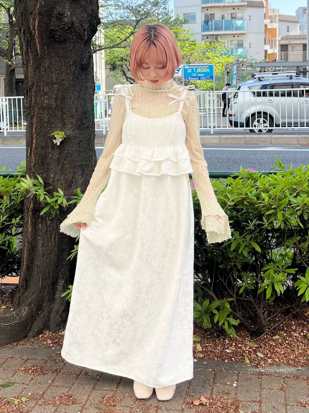 ホワイト系のワンピース、グリーン系のTシャツ/カットソー、ゴールド系のバレエシューズを着用したレディースの春コーディネートの2枚目の写真
