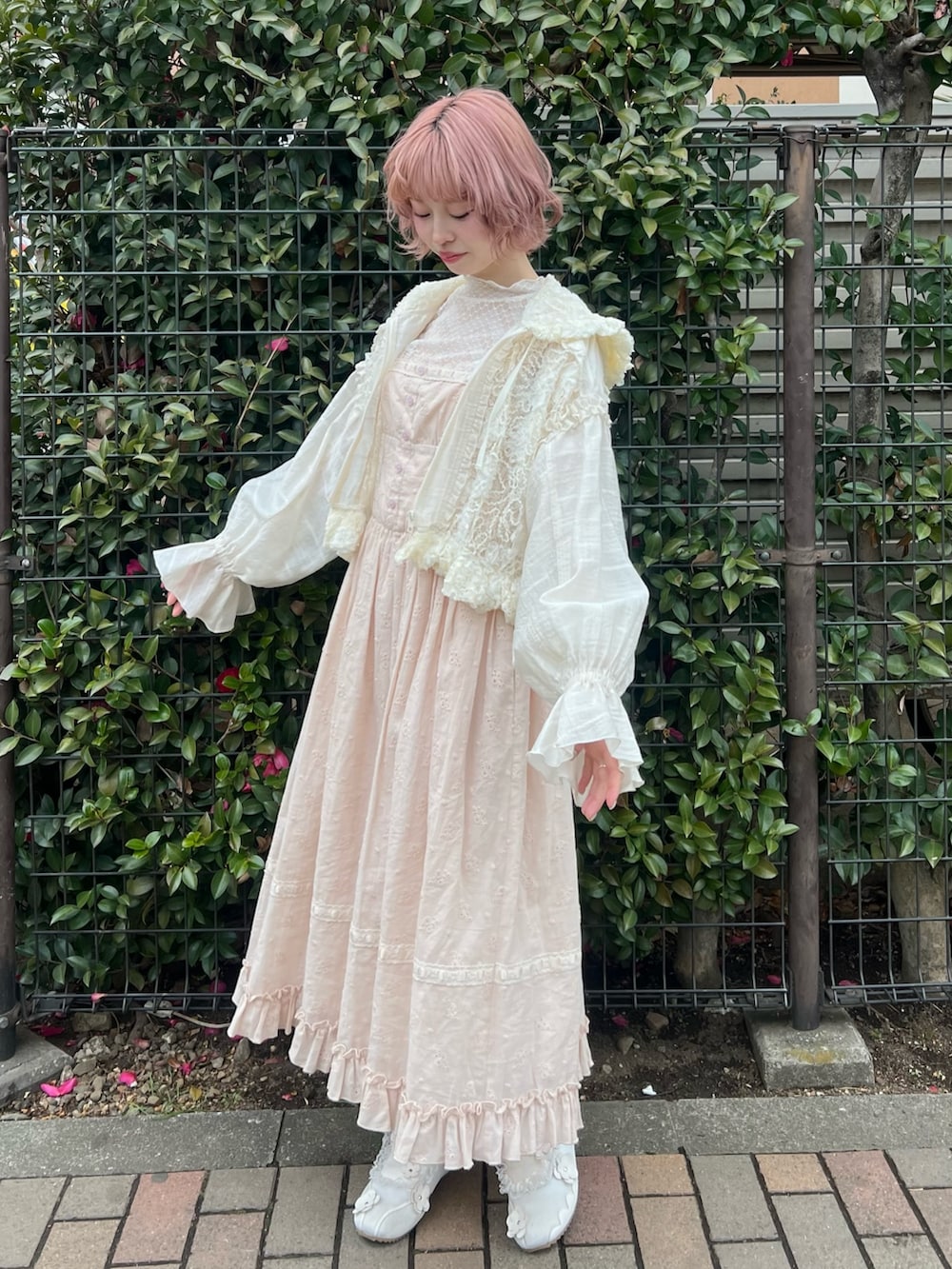 ホワイト系のブルゾン、ホワイト系のTシャツ/カットソー、ピンク系のワンピースを着用したレディースの冬コーディネートの2枚目の写真