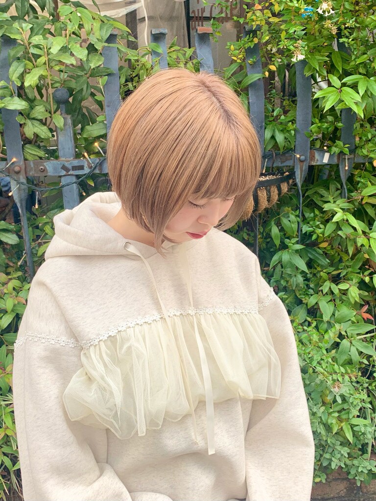 ホワイト系のTシャツ/カットソー、ホワイト系のその他雑貨を着用したレディースの冬コーディネートの3枚目の写真