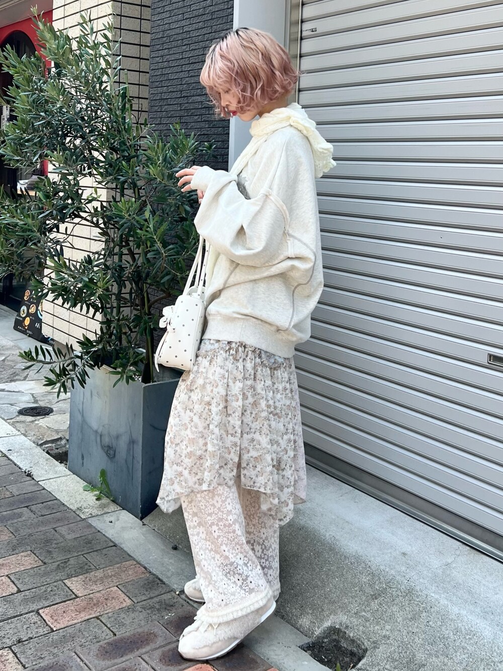 グレー系のスウェット、その他のハンドバッグ、ホワイト系のスカートを着用したレディースの夏コーディネートの2枚目の写真