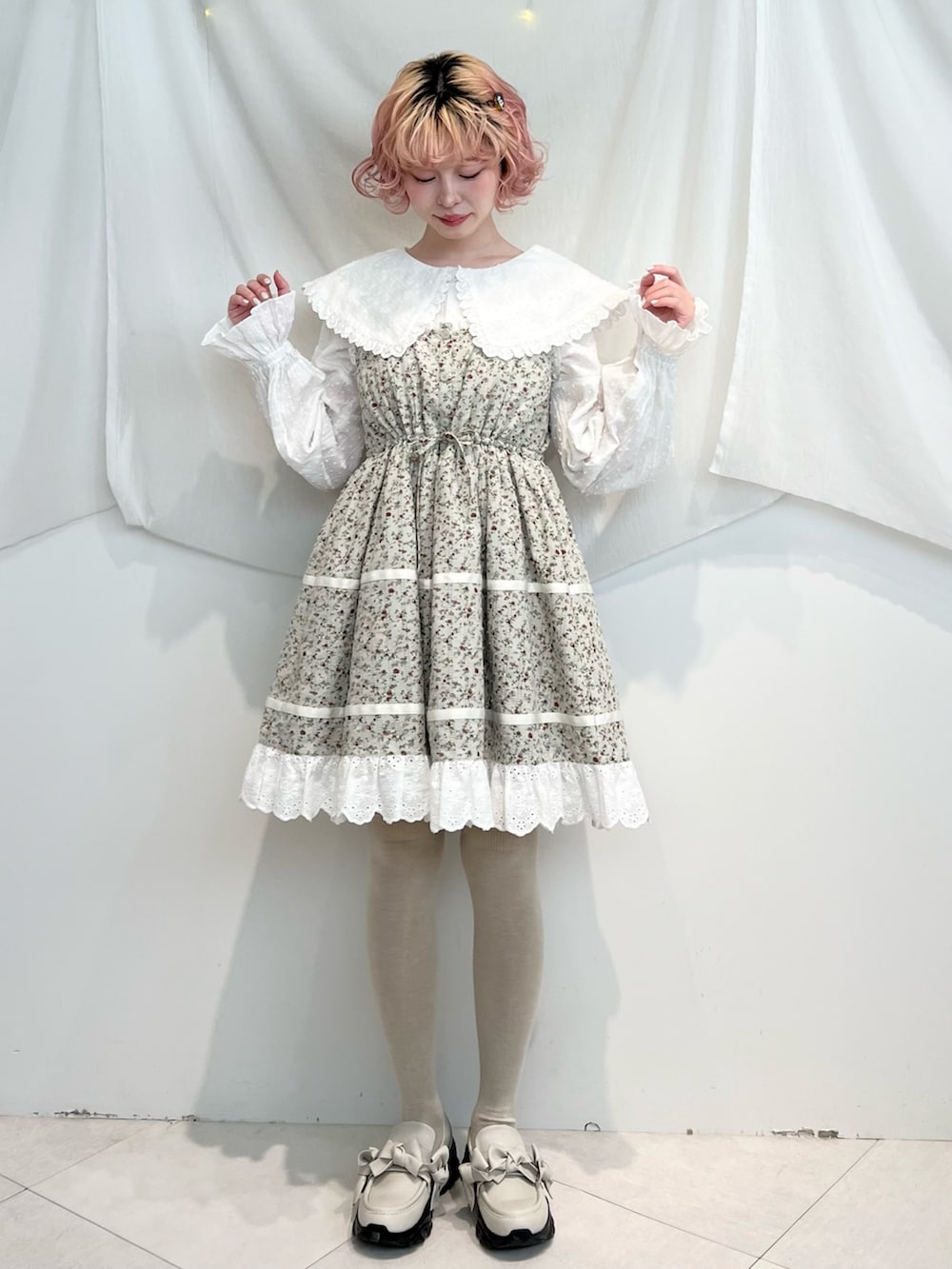 ホワイト系のシャツ/ブラウス、グリーン系のワンピース、ホワイト系のスニーカーを着用したレディースの冬コーディネートの2枚目の写真