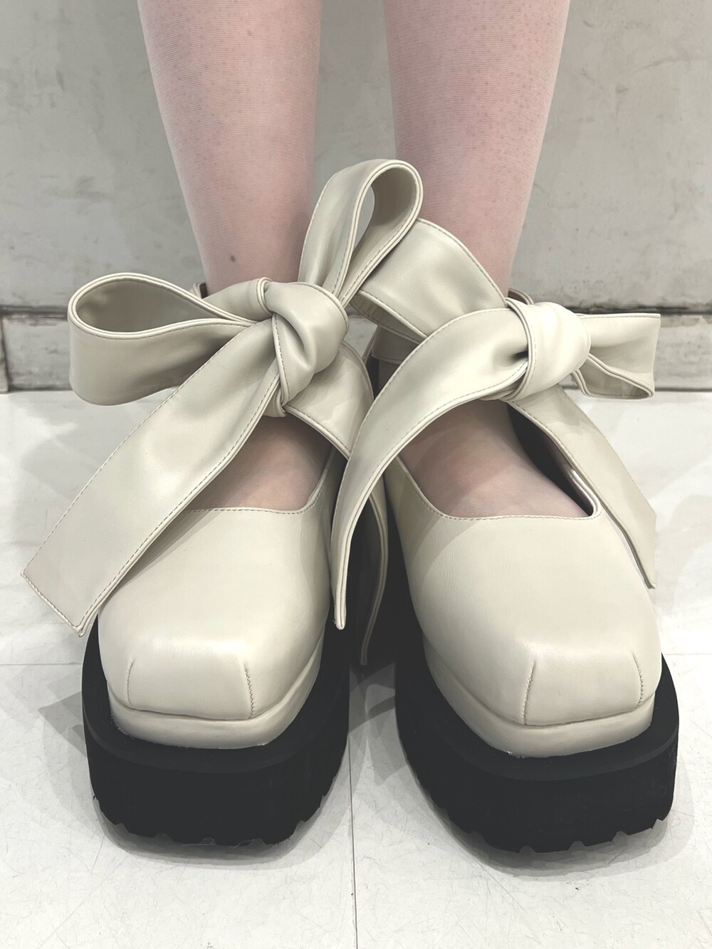 ブルー系のワンピース、ブルー系のシャツ/ブラウス、ホワイト系のパンプスを着用したレディースの春コーディネートの8枚目の写真