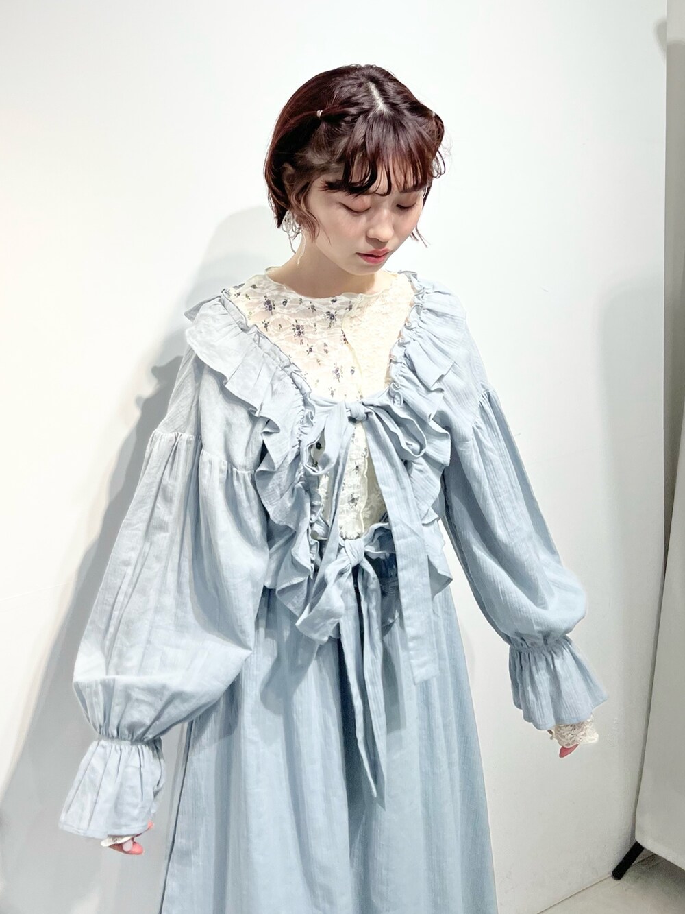 ホワイト系のTシャツ/カットソー、ホワイト系のバレエシューズ、グリーン系のワンピースを着用したレディースの冬コーディネートの8枚目の写真