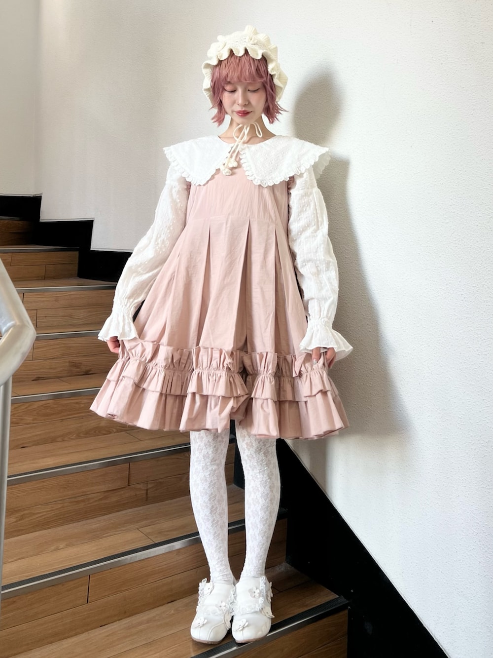 ホワイト系のシャツ/ブラウス、ピンク系のワンピース、ホワイト系のスニーカーを着用したレディースの冬コーディネートの2枚目の写真