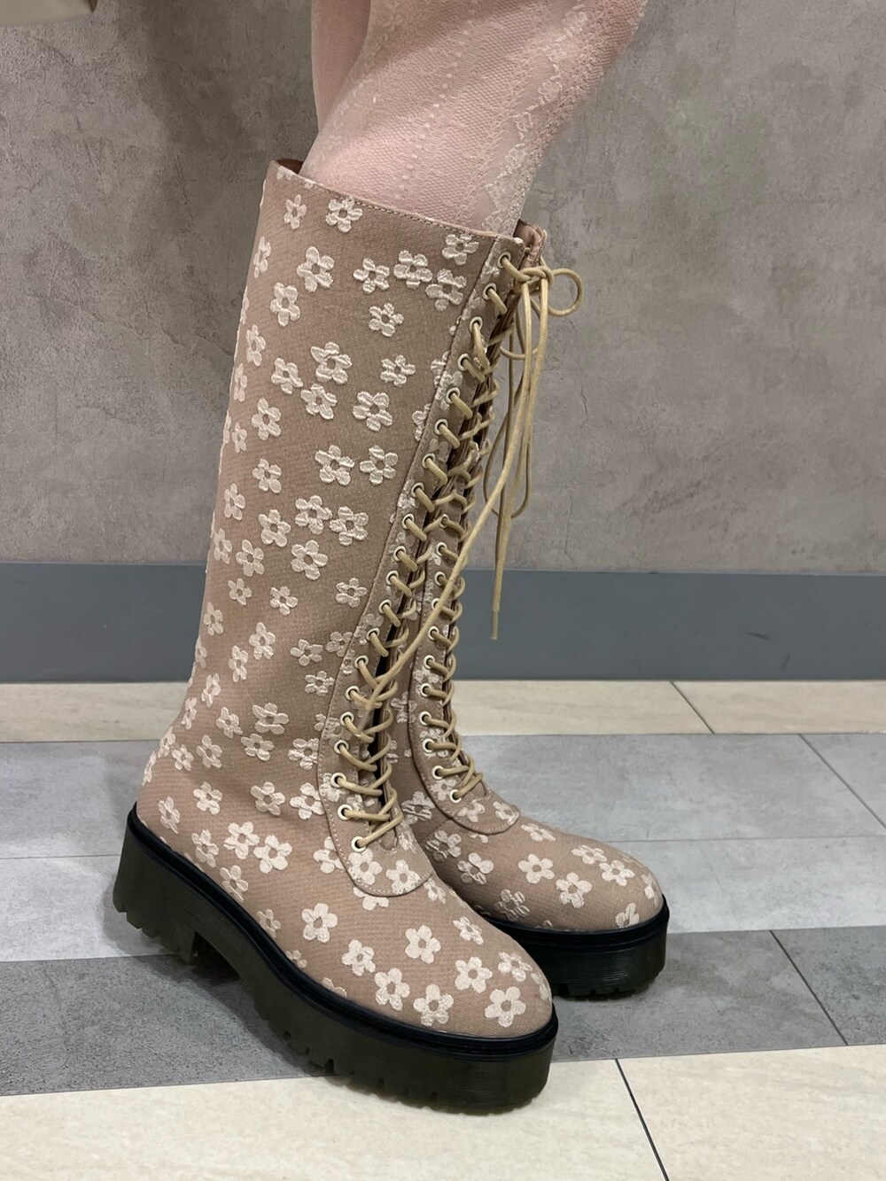 ホワイト系のワンピース、ベージュ系のブーツ、ホワイト系のショルダーバッグを着用したレディースの冬コーディネートの7枚目の写真