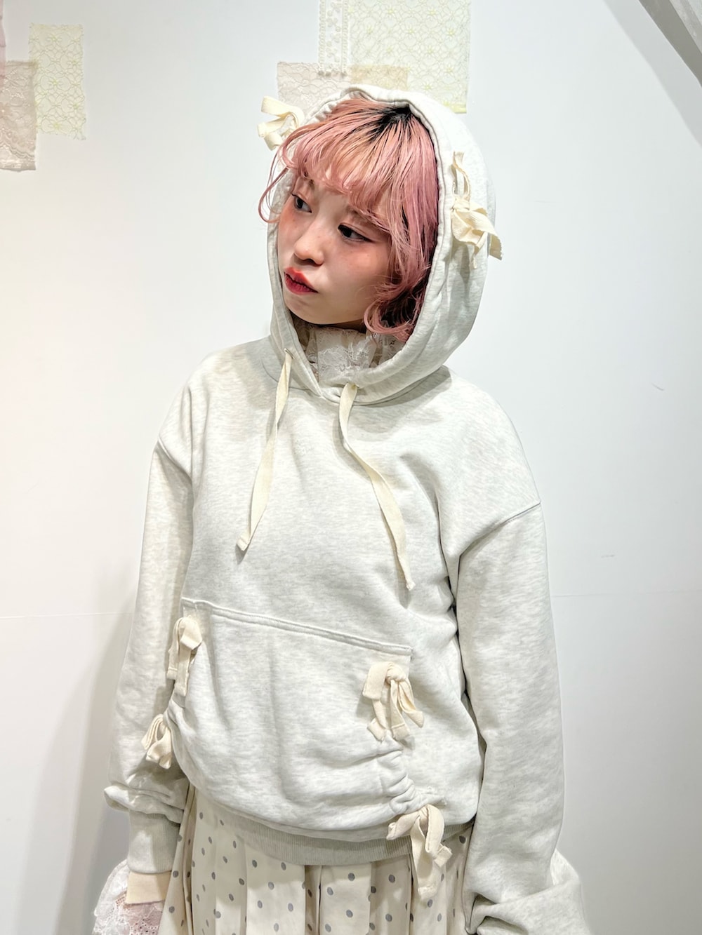 グレー系のパーカー、ホワイト系のスカート、ブルー系のショルダーバッグを着用したレディースの秋コーディネートの6枚目の写真