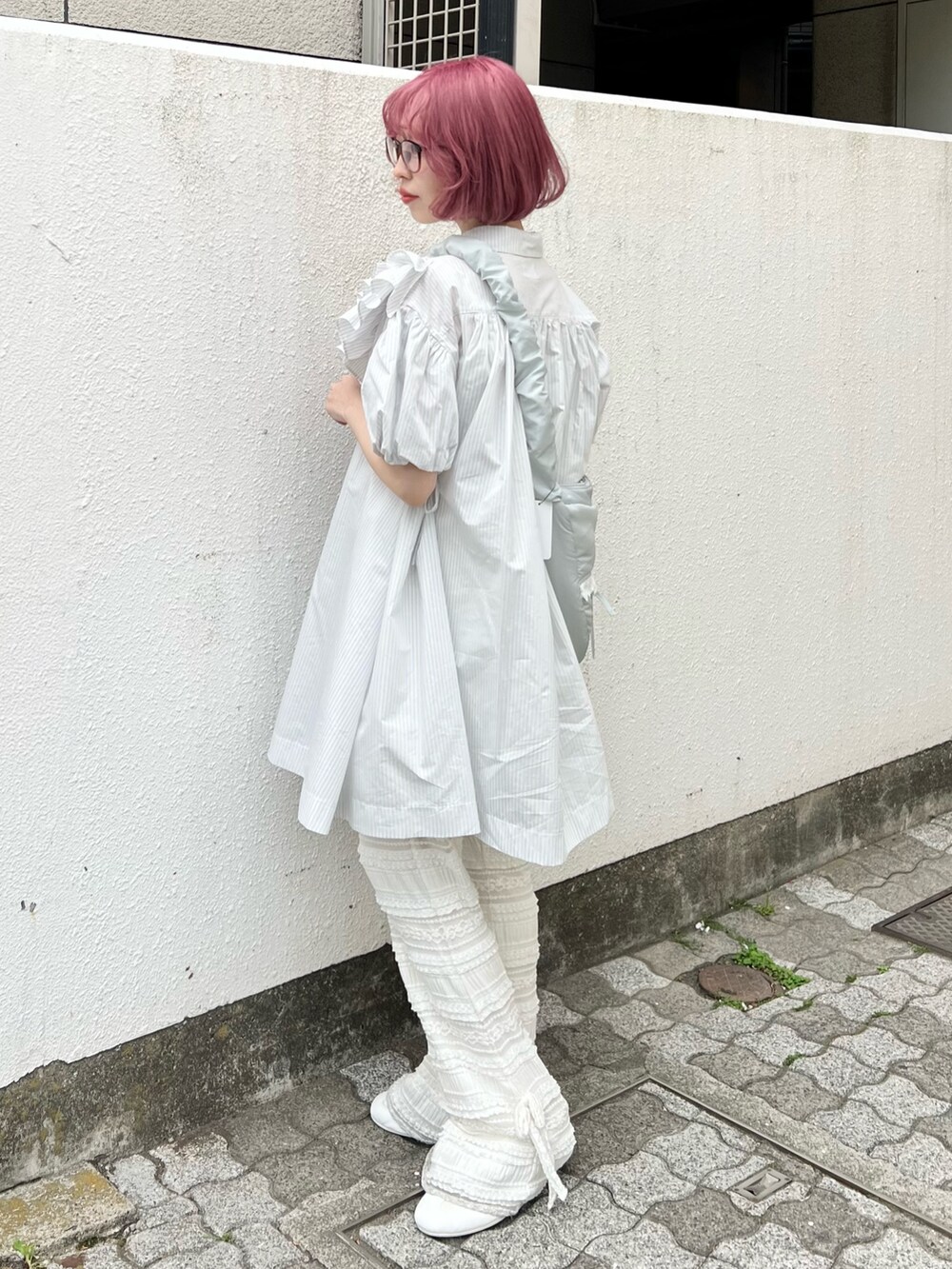 ブルー系のワンピース、ブルー系のショルダーバッグ、ホワイト系のその他パンツを着用したレディースの春コーディネートの3枚目の写真